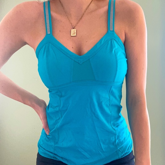 Blue LULULEMON workout top w built in bra